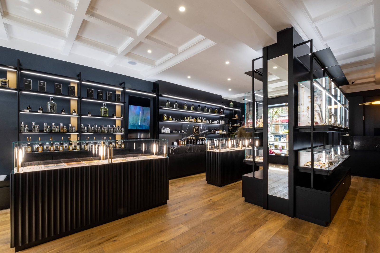 Agencement d'une boutique : vitrines, comptoirs et parquet