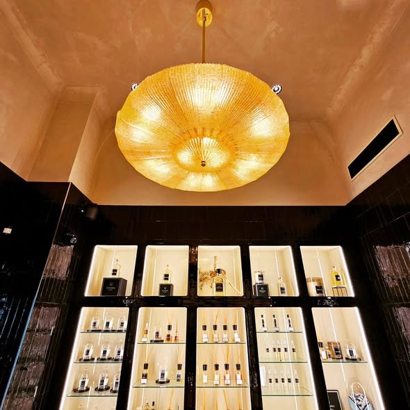 Casanera : vitrines et lustre