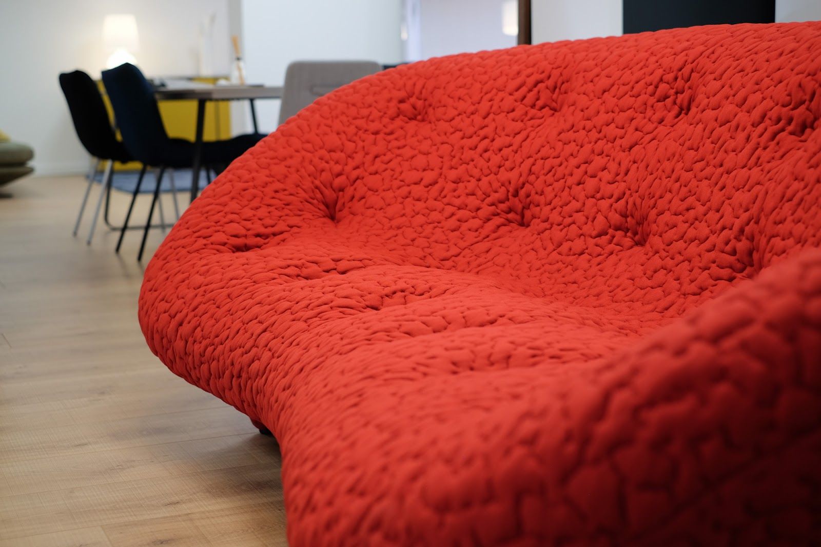 Showroom : canapé capitonné rouge